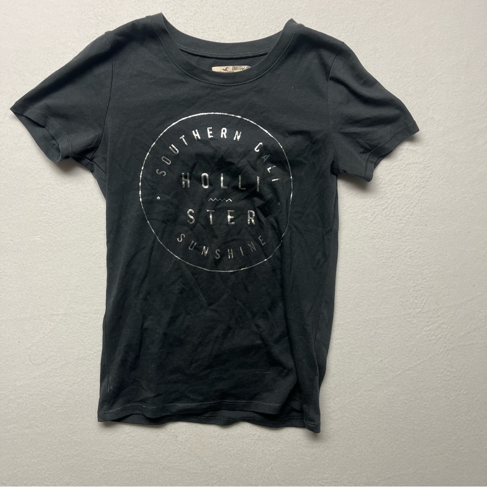 Hollister Black Short-Sleeve Graphic Tee with White Circular Logo